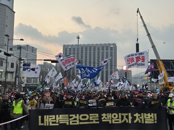 '내란특검으로 책임자 처벌!' 도심행진 [사진-통일뉴스 이승현 기자]