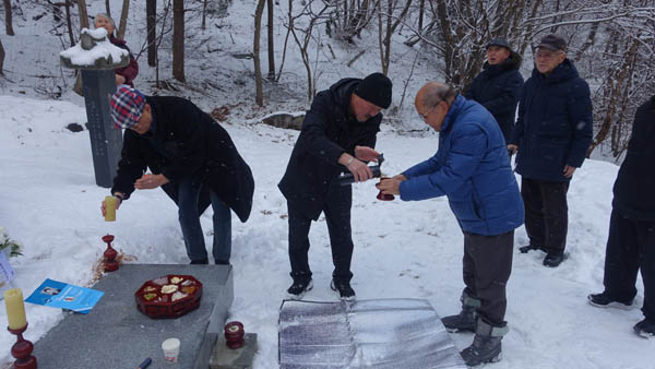 ‘민족일보사건 일본연대포럼’ 소속 임영웅 선생은 해마다 추모식에 참석하고 있다. 이창훈 4.9통일평화재단 사료실장이 헌주를 돕고 있다. [사진 - 통일뉴스 김치관 기자]