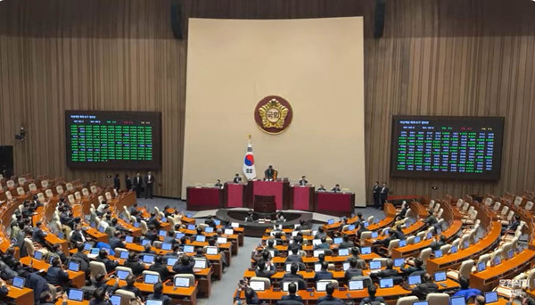 12월 4일 새벽 국회는 비상계엄 해제 요구 결의안을 가결시켰다. [자료 사진 - 통일뉴스]