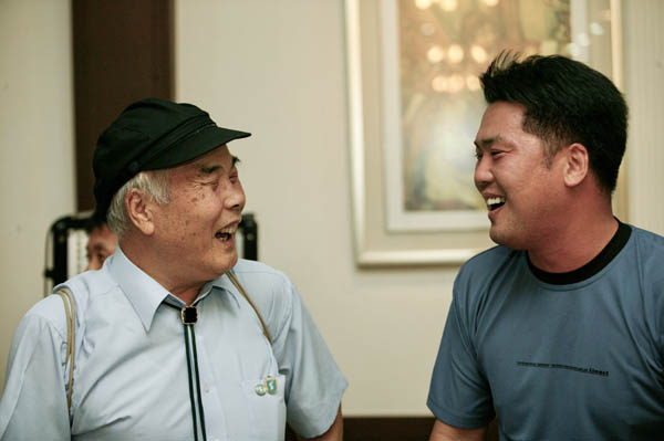 민족21 기자로 활동하던 나와 6.15학술위원회 고문으로 활동하던 아버지가 한 행사장에서 만나 활짝 웃으며 사진을 찍었다. 이때만 해도 아버지는 청년들 못지 않은 열정으로 통일운동에 참여했다. [사진 제공 – 안영민]