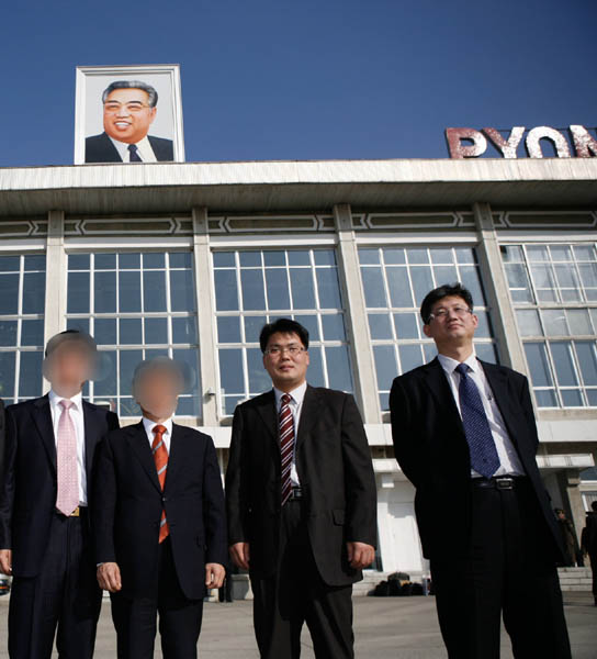 나와 함께 압수수색을 받았던 정용일 국장에 대한 수사는 흐지부지 끝났다. 정용일 국장에 대해 국정원은 안재구의 후계자로 일본과 접촉을 했다고 터무니없는 주장을 했지만 증명해낸 건 하나도 없었다. 정용일 국장은 2022년 뇌출혈로 쓰러져 58세의 나이로 세상을 떠났다. 사진은 2008년 방북취재 당시 평양 순안공항에서 나(왼쪽)와 정용일 국장(오른쪽). 왼쪽의 두 사람은 당시 함께 방북했던 사업가로 민족21 사건이 터진 뒤 참고인 조사를 받는 등 고초를 겪기도 했다. [사진 제공 – 안영민]