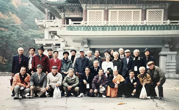 나는 민족21 기자로 취재를 위해 2001년부터 매년 2~3차례씩 북을 방북했고, 아버지도 2005년 10월에 대집단체조 아리랑 관람과 평양 역사유적 참관을 위해 남쪽에서 많은 사람들이 직항기를 타고 단체로 북을 방문할 때 통일단체 원로 선생님들과 함께 북녘여행을 다녀왔다. 하지만 국정원은 늘 우리 부자의 동태를 파악하고 감시를 했다. 사진은 묘향산 국제친선전람관 앞에서 함께 방북한 선생님들과의 단체 사진. 20년이 다 된 지금 아버지를 비롯해 많은 분들이 세상을 떠나셨다. [사진 제공 – 안영민]