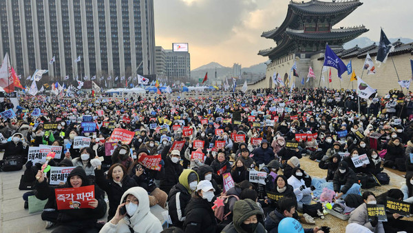 ‘윤석열 즉각퇴진, 사회대개혁 비상행동’은 주말인 21일 오후 3시 서울 광화문 동십자각에서 범시민 대행진을 개최했다. [사진 - 통일뉴스 하태한 통신원]