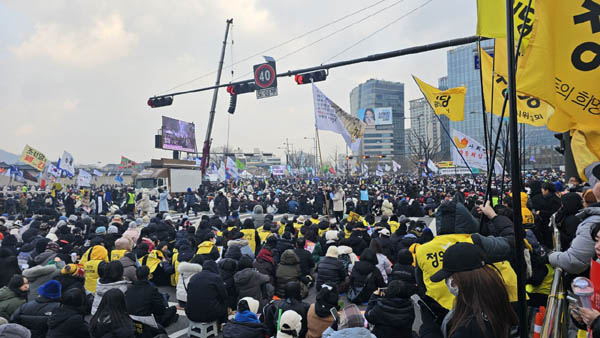이제는 국회가 아닌 헌법재판소에 화력을 집중해야 한다는 마음으로 광화문으로 시민들은 집결하였다. [사진 - 통일뉴스 하태한 통신원]