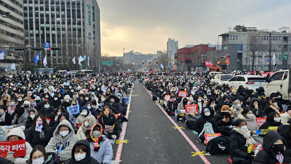 오늘 시위의 특징은 규모가 대규모인데도 절도도 있고 매우 질서 있게 진행되었다는 것이다. [사진 - 통일뉴스 하태한 통신원]