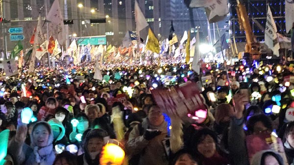 대규모 인원이 행진에 나서자 도로에 다양한 색상의 응원봉 물결이 장관을 이루었다. [사진 - 통일뉴스 하태한 통신원]