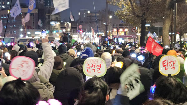 탄핵 머리띠도 등장. [사진 - 통일뉴스 하태한 통신원]