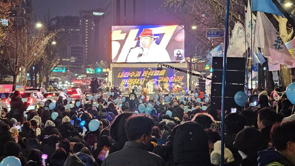  촛불행동이 주최하는 120차 전국집중 집회가 헌법재판소 인근인 안국역 일대에서 열렸다. [사진 - 통일뉴스 하태한 통신원]