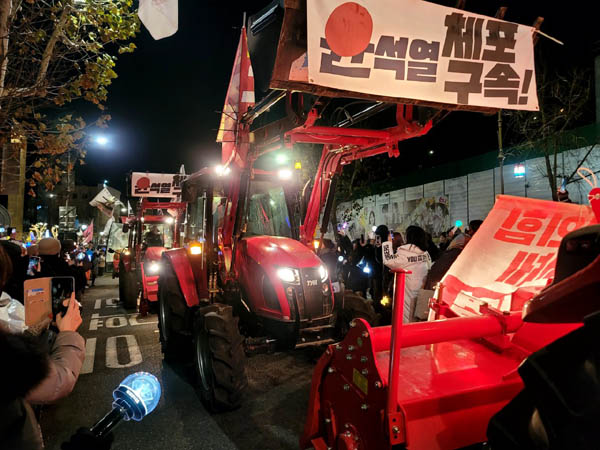 남태령에서 경찰에 가로막혔던 전봉준투쟁단 트랙터가 밤을 지새운뒤 22일 마침내 대통령관저로 향했다. [사진 - 통일뉴스 하태한 통신원]