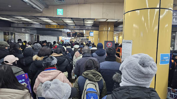 전봉준투쟁단의 트랙터가 대통령관저로 향하자 참가자들은 사당역에서 한강진역으로 이동했다. [사진 - 통일뉴스 하태한 통신원]