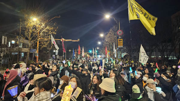 한강진역 집회는 인파로 뒤덮였다. [사진 - 통일뉴스 하태한 통신원]