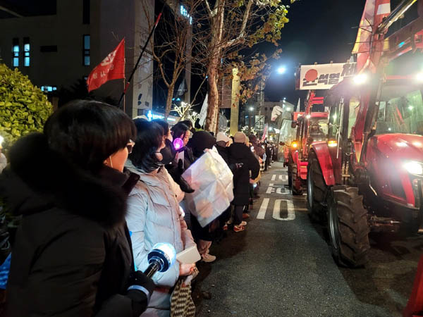 전봉준투쟁단 트랙터가 마침내 트랙터가 대통령관저 쪽에 도착했다. [사진 - 통일뉴스 하태한 통신원]