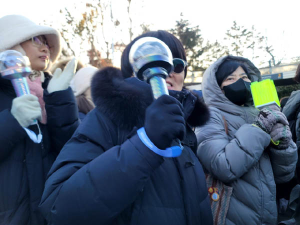 세 여인과 함께... [사진 - 통일뉴스 하태한 통신원]