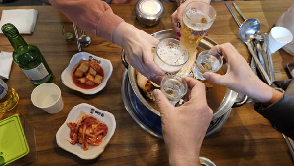 세 여인과 이태원역에서 뒤풀이를 했다. 모두가 감동이었다. [사진 - 통일뉴스 하태한 통신원]