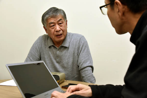 지난 5일 오후 서울 종로구 통일뉴스 사무실에서 김동환 국학연구소 연구위원과 『대종교 항일투쟁 인물사전』 출간 기념 인터뷰를 진행했다. [사진 - 조천현]