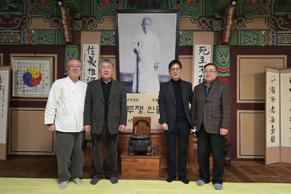 지난 6일 보성군 벌교읍 소재 홍암 나철 사당 홍암 영전에 『대종교 항일투쟁 인물사전』 봉정식을 가졌다. 왼쪽부터 전규영 원장, 김동환 연구위원, 이동언 교수, 장세윤 교수. [사진 - 조천현]