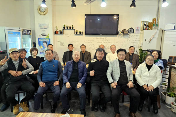 봉정을 마치고 홍암기념사업회 회원 및 관련 학자들과 기념사진을 남겼다. [사진 - 조천현]