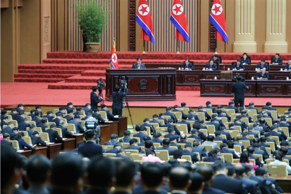 김정은 국무위원장이 1월 15일 최고인민회의 제14기 제10차회의에서 '공화국의 부흥발전과 인민들의 복리증진을 위한 당면과업에 대하여' 제목의 시정연설을 했다. [자료 사진 - 통일뉴스]