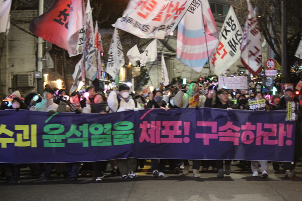 '윤석열즉각퇴진·사회대개혁비상행동'(윤석열퇴진행동)은 27일 저녁 7시 한남동 관저 인근 한강진역 2번출구 앞에서 3,000여명의 시민이 참가한 가운데 '내란수괴 윤석열 체포·구속 시민대회를 진행하고 관저까지 행진을 이어갔다. [사진-통일뉴스 이승현 기자]