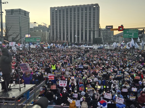 '윤석열즉각퇴진·사회대개혁비상행동'(윤석열퇴진행동)은 28일 오후 4시 광화문 동십자각 앞에서 '윤석열 즉각 퇴진! 사회대개혁! 4차 범시민대행진'을 진행했다. 사진-통일뉴스 이승현 기자]