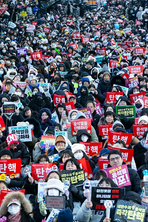 12월 14일 국회 앞에서 열린 윤석열 탄핵 촉구 집회. 추위 속에서도 200만명이 운집했다. 이날 국회에서 윤석열 탄핵안이 통과됐다. [통일뉴스 자료사진]