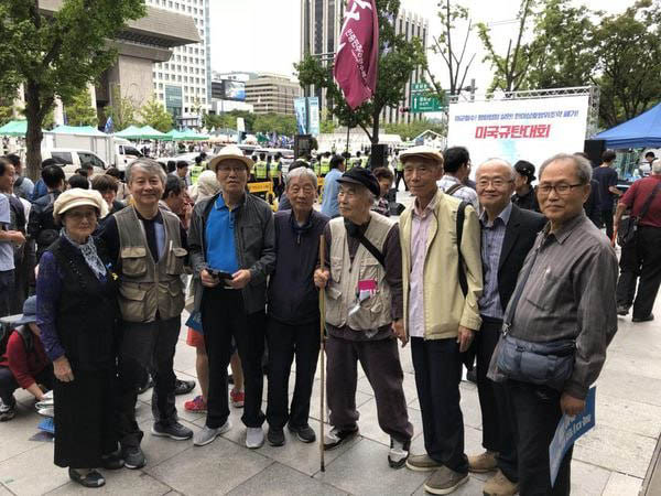 아버지는 압수수색과 수사, 기소, 재판의 과정을 몇 년간 겪으면서 서서히 건강이 나빠지기 시작했다. 그런 상황에서도 정의롭게 투쟁하는 이들의 집회에 참석해 힘을 보태는 것이 당신의 마지막 사명이라고 생각하신 듯 집회가 열리면 만사를 제쳐놓고 참석하셨다. [사진 제공 – 안영민]