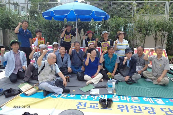 아버지는 압수수색과 수사, 기소, 재판의 과정을 몇 년간 겪으면서 서서히 건강이 나빠지기 시작했다. 그런 상황에서도 정의롭게 투쟁하는 이들의 집회에 참석해 힘을 보태는 것이 당신의 마지막 사명이라고 생각하신 듯 집회가 열리면 만사를 제쳐놓고 참석하셨다. [사진 제공 – 안영민]