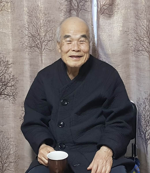 기억이 가물가물해지는 와중에도 한번씩 옛 기억이 살아날 때가 있었는데, 그때는 아버지도 무척 기분이 좋았다. 여정남 열사의 조카인 여상화 선배가 아버지를 찾아와 찍어드린 사진으로 생전에 마지막으로 남긴 활짝 웃는 모습의 사진이다. [사진 제공 – 안영민]