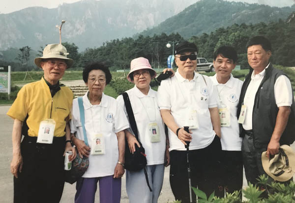2006년에 어머니와 함께 금강산을 찾았을 때. 맨왼쪽에는 범민련 이종린 의장님(2014년 타계), 그 옆에는 범민련 고문이신 류금수 선생님(2011년 타계). 두 분 모두 아버지보다 먼저 세상을 떠나셨다. [사진 제공 – 안영민]