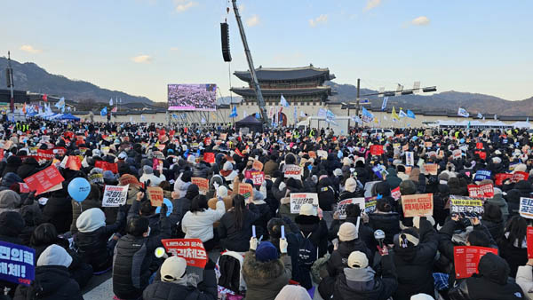 ‘윤석열 즉각퇴진 및 사회대개혁 4차 범시민 대행진’이 28일 오후 4시 광화문 일대에서 펼쳐졌다. [사진 - 통일뉴스 하태한 통신원]