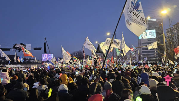 광화문 일대를 뒤덮은 50만 인파가 행진에 나섰다.  [사진 - 통일뉴스 하태한 통신원]