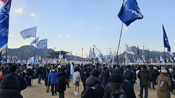깃발의 물결. [사진 - 통일뉴스 하태한 통신원]