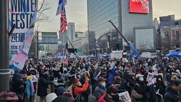 태극기부대의 광기가 도를 넘었다. 이들에게 성조기는 필수. [사진 - 통일뉴스 하태한 통신원]