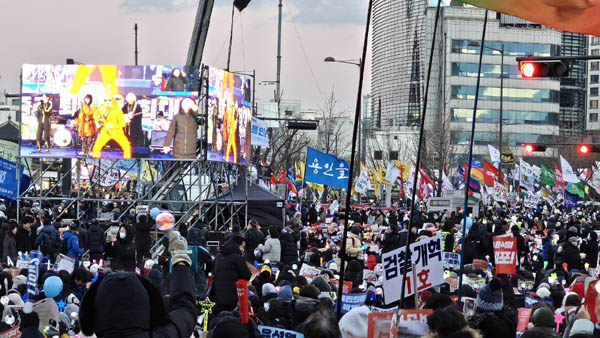 집회의 하이라이트는 ‘이날치’의 공연이었다. [사진 - 통일뉴스 하태한 통신원]