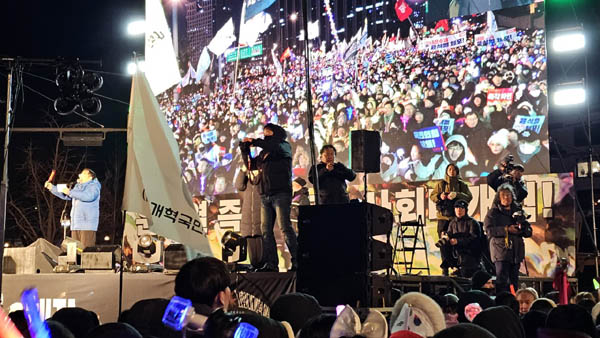 해방공간이 되어버린 명동입구와 을지로역, 종각역에서 스스로 내일을 다짐하며 오늘의 집회를 정리했다. [사진 - 통일뉴스 하태한 통신원]