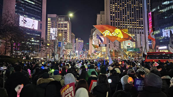 행진하는 시민들이 너무 많다 보니 명동입구에 이미 공간이 없어 그 자리에 서있었다. [사진 - 통일뉴스 하태한 통신원]