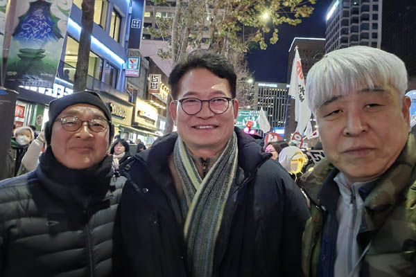 송영길 소나무당 대표와 찰칵! 옆 형님과 더 친하다는 건 안 비밀. [사진 - 통일뉴스 하태한 통신원]