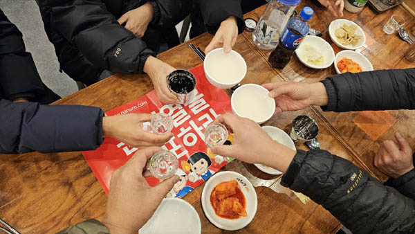 지인들과 소공동 골목에서, 건배! [사진 - 통일뉴스 하태한 통신원]