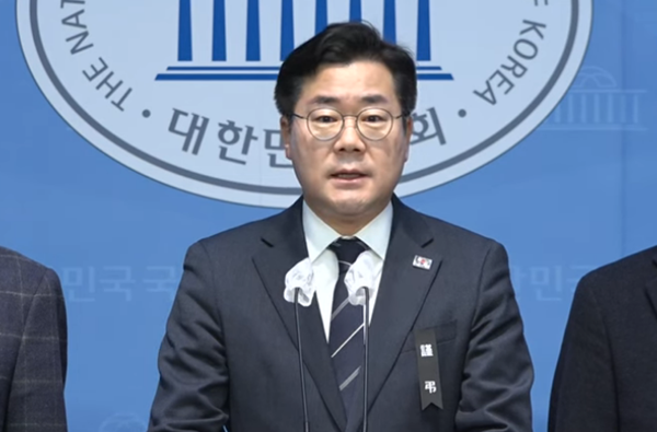 4일 오전 더불어민주당 박찬대 의원 등 야6당 원내대표가 국회에서 기자회견을 열어 박종준 경호처장 직위해제와 체포를 요구했다. [사진 갈무리-MBC 유튜브]