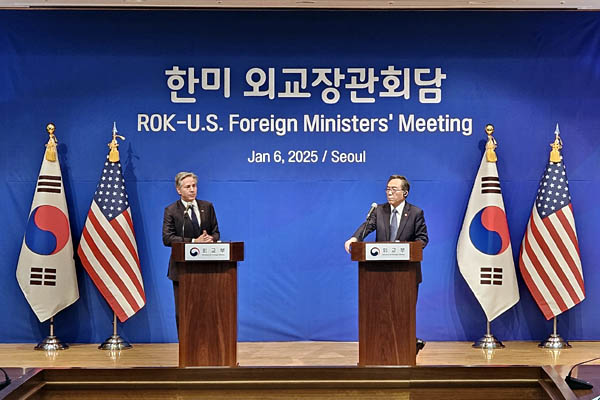 조태열 외교부 장관과 토니 블링컨 미국 국무장관은 6일 오전 외교부 18층 서희홀에서 오찬 회담을 갖고 오후 외교부 3층 국제회의장에서 내외신 기자회견을 가졌다. [사진 - 통일뉴스 김치관 기자]