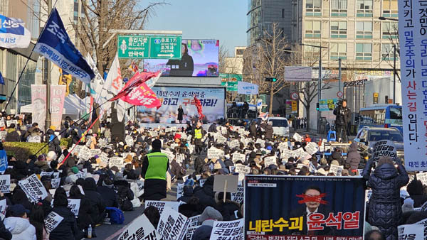 촛불행동은 122차 진국집중 촛불문화제를 3일 오후 3시  안국역 1번 출구에서 개최했다. [사진 - 통일뉴스 하태한 통신원]