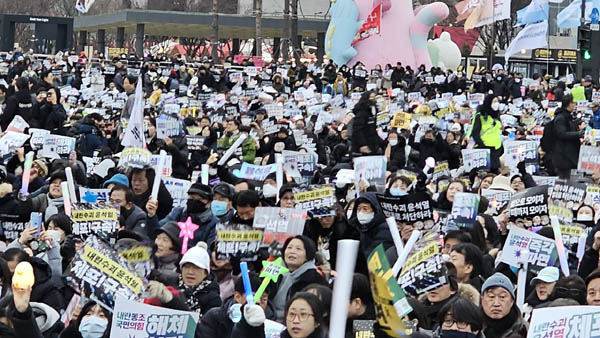 4일 오후 광화문 동십자각에서 15만명의 시민들이 참가한 가운데 '윤석열 즉각 퇴진! 사회대개혁! 5차 범시민대행진'이 진행됐다. [사진 - 통일뉴스 하태한 통신원]