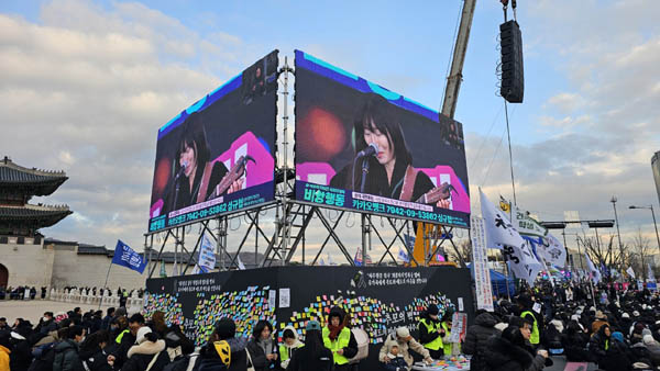 추모의 벽과 대형 스크린. [사진 - 통일뉴스 하태한 통신원]