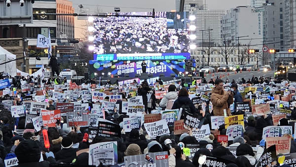 광화문 5차 시민대행진 본무대, 피켓 물결이 일렁였다. [사진 - 통일뉴스 하태한 통신원]