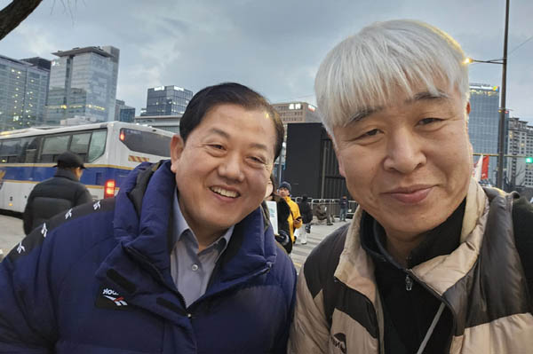 김병주 더불어민주당 의원과 찰칵! [사진 - 통일뉴스 하태한 통신원]