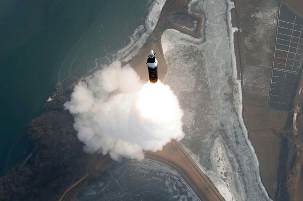 지난 6일 북한이 발사한 신형 극초음속 중장거리 탄도미사일. [사진 갈무리-노동신문]