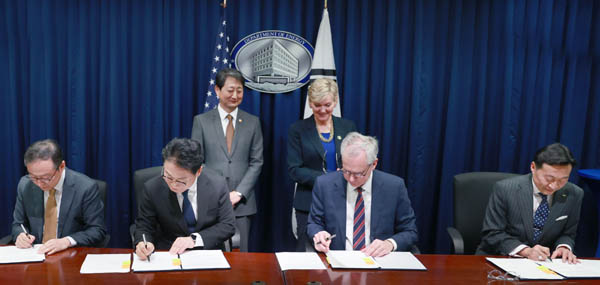 MOU는 이호현 산업부 에너지정책실장, 권기환 외교부 글로벌다자외교조정관과 앤드류 라이트(Andrew Light) 에너지부 국제협력 차관보, 엘리엇 강(Eliot Kang) 국무부 국제안보·비확산 차관보가 서명했다. [사진 출처 - 산업통상부]