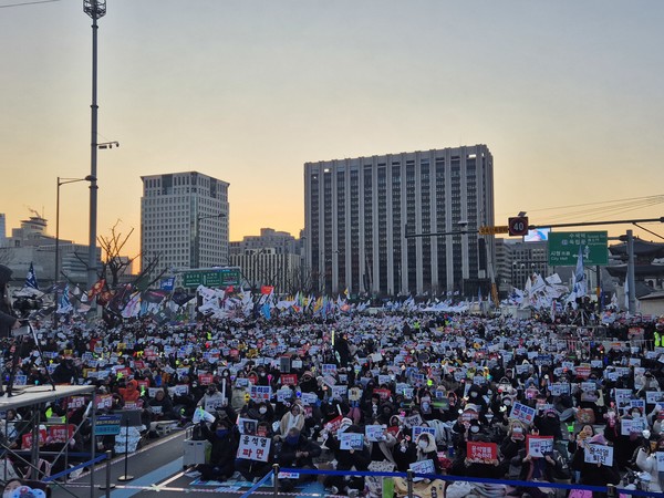 11일 20만명(주최측 추산)의 시민들이 서울 광화문 동십자각 인근에서 '윤석열 즉각 체포·퇴진! 사회대개혁! 6차 범시민총궐기대회'를 진행했다. [사진-통일뉴스 이승현 기자]