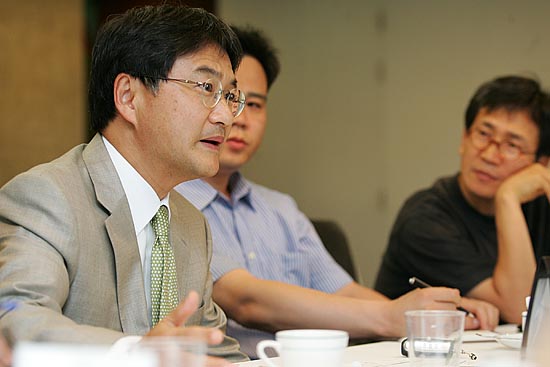 한국계인 죠셉 윤 대리대사는 주한대사관 근무 경험이 많고 대북정책특별대표를 역임한 한국통이다. 사진은 2007년 8월 1일 인터넷매체들과의 간담회 모습. 죠셉 윤 당시 미대사관 정무담당 공사(참사관)는 불편한 기자의 질문에 자리를 박차고 퇴장해 물의를 빚었다. [자료 사진 - 통일뉴스]