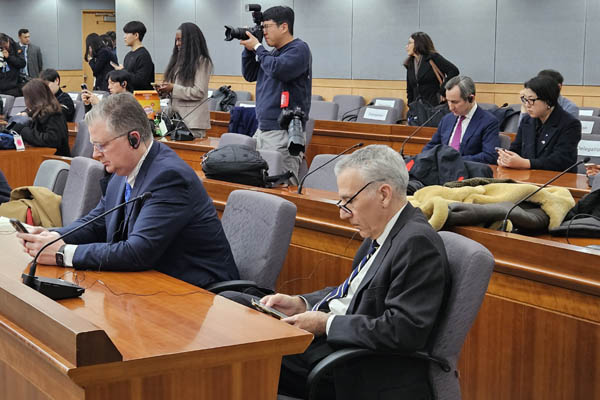 7이 귀임한 필립 골드버그 전 주한 미국대사(오른쪽)가 마지막 공개 일정으로 6일 오후 한미 외교장관회담 기자회견장에 배석했다. [사진 - 통일뉴스 김치관 기자]